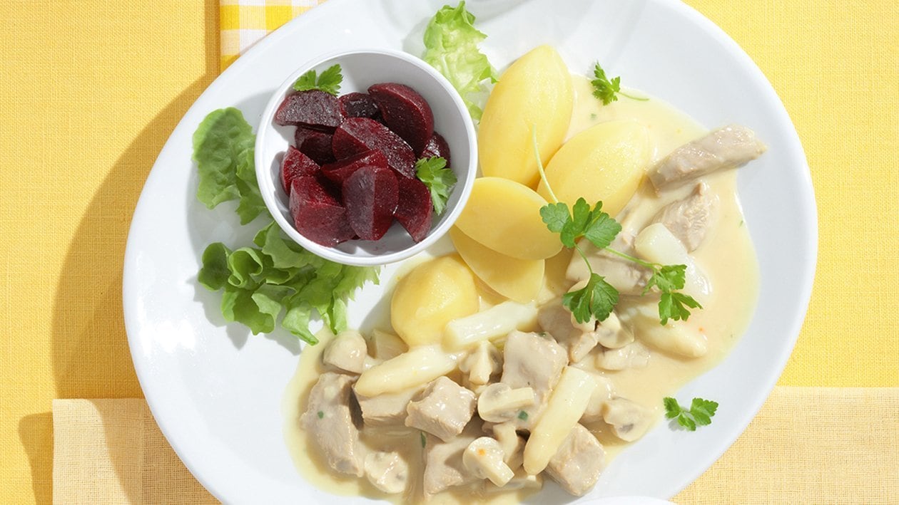 Kalbsschulterfrikassee mit Salzkartoffeln und Rote Bete Salat – Kalbsschulterfrikassee mit Salzkartoffeln und Rote Bete Salat –
