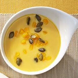 Karotten-Kürbis-Cremesuppe mit gerösteten Kürbiskernen Karotten-Kürbis-Cremesuppe mit gerösteten Kürbiskernen