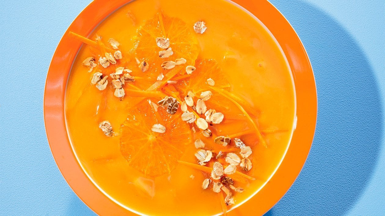 Karotten-Orangen-Cremesuppe mit gerösteten Haferflocken
