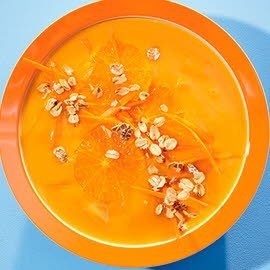 Karotten-Orangen-Cremesuppe mit gerösteten Haferflocken