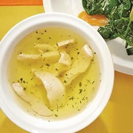 Klare Hühnerbouillon mit pochierten Hähnchenbruststreifen