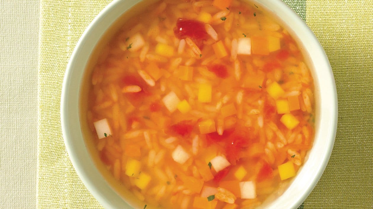 Klare Hühnersuppe mit Tomatenreis als herzhafte Mahlzeit