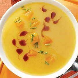 Kürbissuppe mit eingelegten Kürbisstückchen Kürbissuppe mit eingelegten Kürbisstückchen