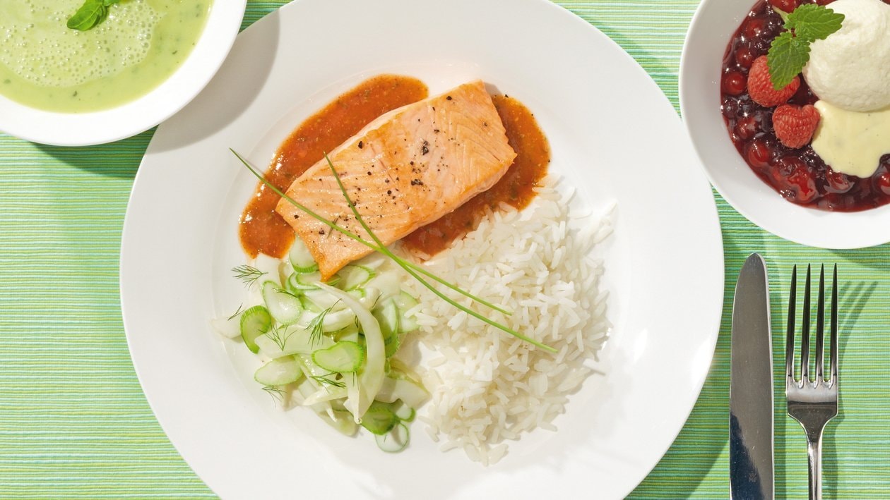 Lachsschnitte an Pestosauce mit Reis und Fenchelgemüse