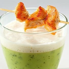 Bärlauch-Cappuccino mit gebratener Maishähnchenbrust am Spieß Bärlauch-Cappuccino mit gebratener Maishähnchenbrust am Spieß