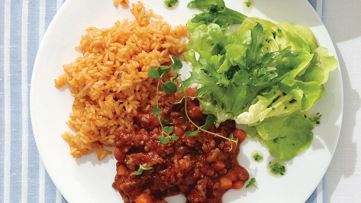 Bolognese vom Rind mit Paprika-Reis und bunter Salat mit Kräuter-Dressing –  