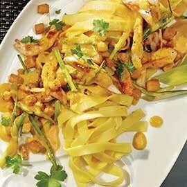 Feine Tagliatelle mit Pouletbrust und Curry-Ananas Feine Tagliatelle mit Pouletbrust und Curry-Ananas