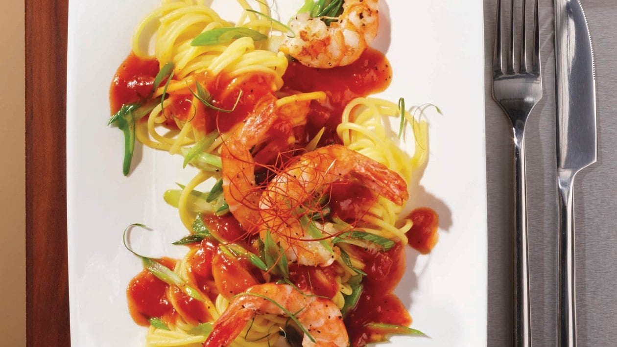 Garnelen aus dem Wok in Red-Pepper-Tomatensauce auf Spaghetti –  