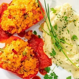 Gedünstete Paprikaschote mit Taboulé-Füllung und Kräuterpüree									 Gedünstete Paprikaschote mit Taboulé-Füllung und Kräuterpüree