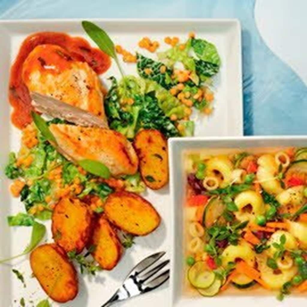 Gegrilltes Hähnchenbrustfilet an Salbei-Jus, Wirsing-Linsengemüse und Ofenkartoffeln Gegrilltes Hähnchenbrustfilet an Salbei-Jus, Wirsing-Linsengemüse und Ofenkartoffeln