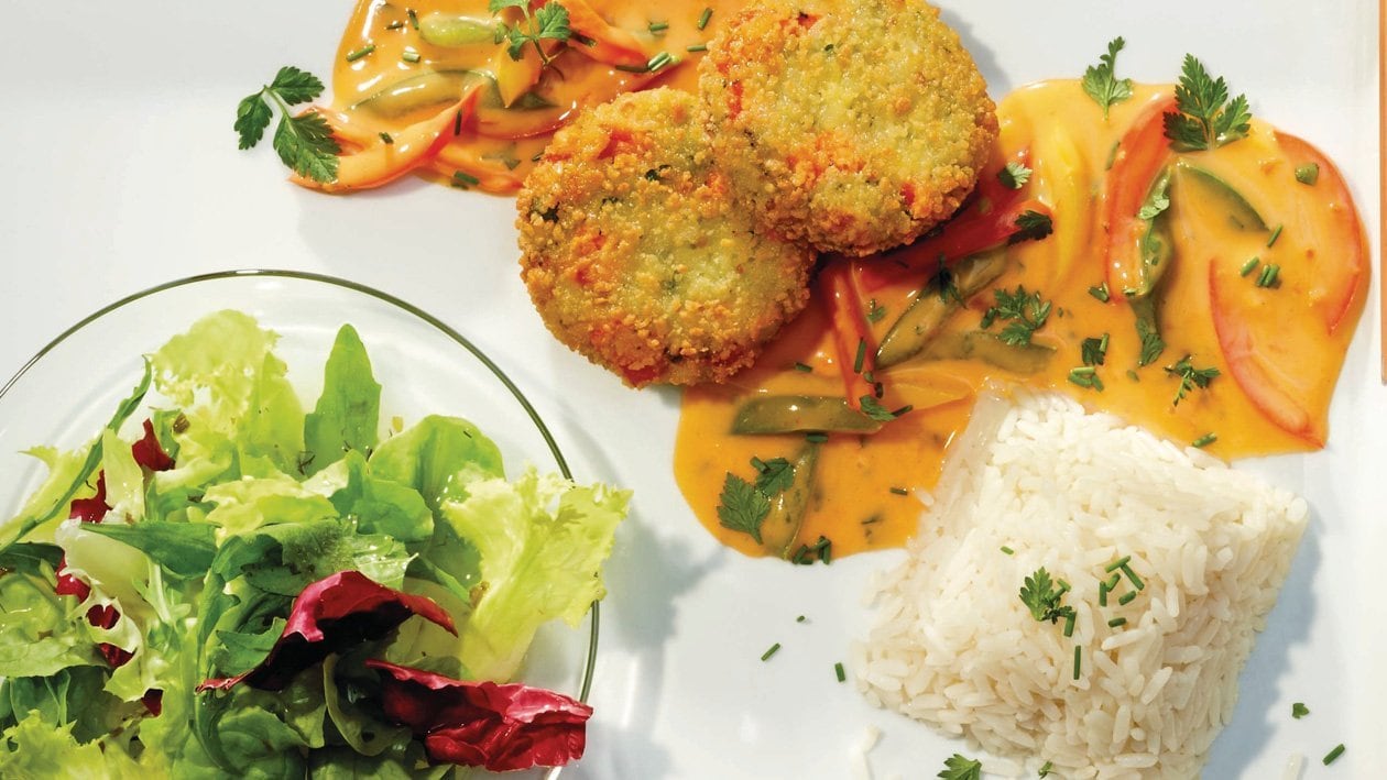 Gemüsebratlinge mit Paprikaschotensauce mit Reis und Salat