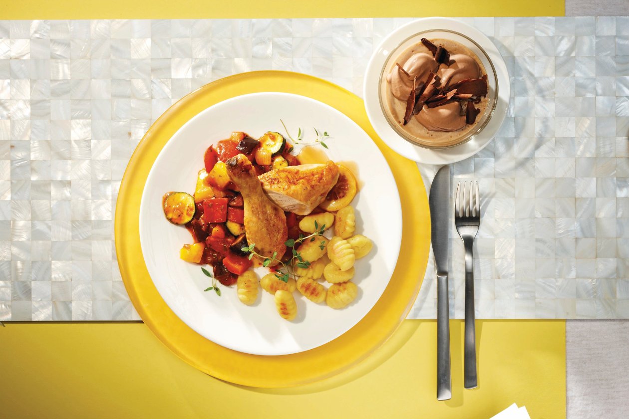 Geschmortes Zitronenthymian-Huhn auf Ratatouille-Gemüse und Gnocchi