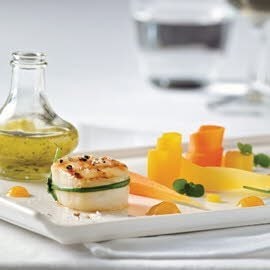 Karotten-Vanille-Salat mit grillierter Jakobsmuschel und Salz-Zitrone Karotten-Vanille-Salat mit grillierter Jakobsmuschel und Salz-Zitrone