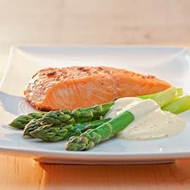 Lachs mit mariniertem grünen Spargel und Espuma von Zitronen Hollandaise Lachs mit mariniertem grünen Spargel und Espuma von Zitronen Hollandaise