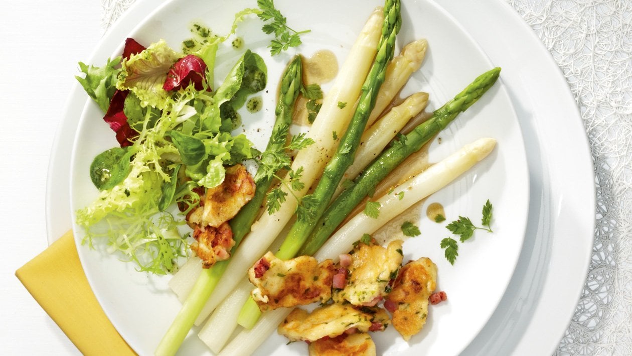 Weißer und Grüner Spargel in Kerbel- Vinaigrette und Schinkenschmarren und knackigem Salat