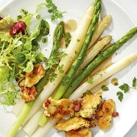Weißer und Grüner Spargel in Kerbel- Vinaigrette und Schinkenschmarren und knackigem Salat Weißer und Grüner Spargel in Kerbel- Vinaigrette und Schinkenschmarren und knackigem Salat