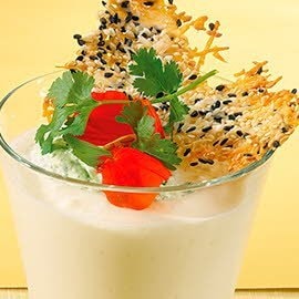 Geeiste Spargelsuppe mit Sesamcräcker Geeiste Spargelsuppe mit Sesamcräcker