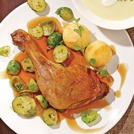 Geschmorte Entenkeule mit Rosenkohl und Klößen halb und halb Geschmorte Entenkeule mit Rosenkohl und Klößen halb und halb