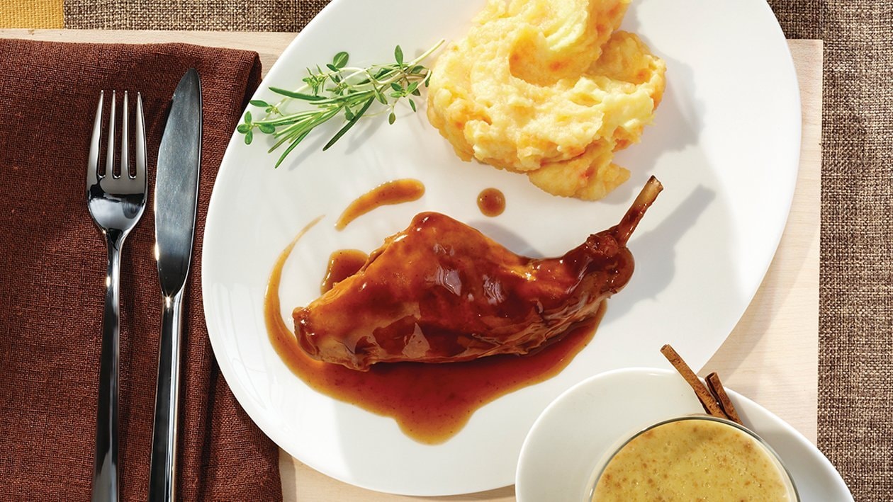 Geschmortes Kaninchen mit Cassis-Wacholder-Jus, dazu Steckrüben-Süßmöhren-Püree
