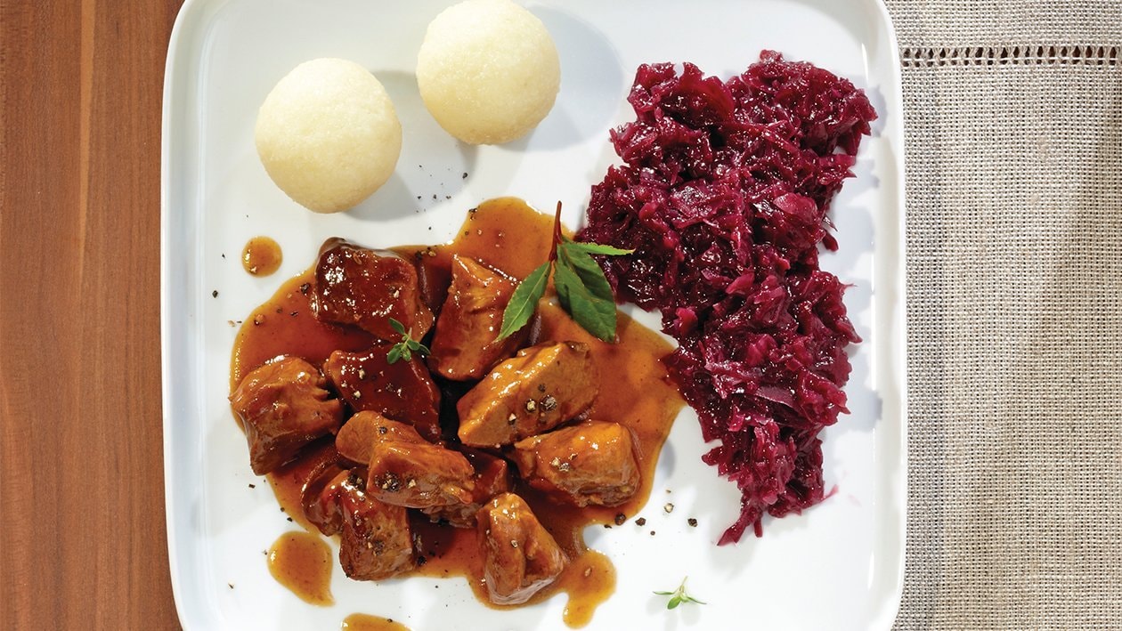 Gulasch vom Wildschwein mit Rotkohl und Klößen –  