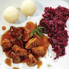 Gulasch vom Wildschwein mit Rotkohl und Klößen Gulasch vom Wildschwein mit Rotkohl und Klößen
