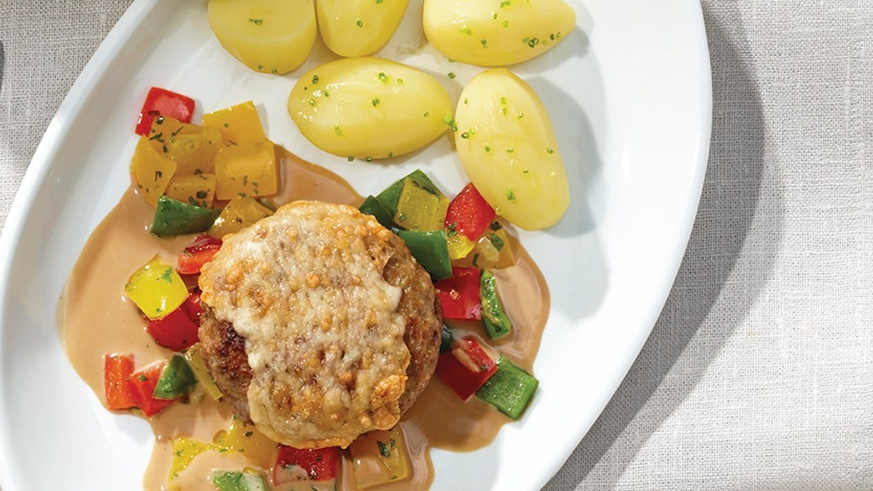 Hackfleisch-Käse-Frikadelle mit Rahmsauce, Paprikagemüse und Kartoffeln