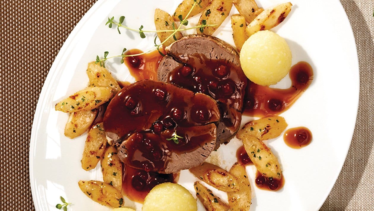 Hirschschulter in Bratensaft mit Wildpreiselbeeren gegart, dazu Schwarzwurzel-Gemüse und Knödel – Hirschschulter in Bratensaft mit Wildpreiselbeeren gegart, dazu Schwarzwurzel-Gemüse und Knödel –