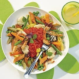 Hähnchen-Nudel-Ragout mit buntem Gemüse Hähnchen-Nudel-Ragout mit buntem Gemüse