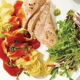 Hähnchenbrustfilet in Tomatensauce auf Bandnudeln mit gemischten Blattsalaten Hähnchenbrustfilet in Tomatensauce auf Bandnudeln mit gemischten Blattsalaten