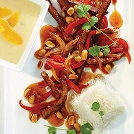 Gegrillte Streifen von der Rinderhuft mit roter Paprika und Erdnüssen an Basmatireis Gegrillte Streifen von der Rinderhuft mit roter Paprika und Erdnüssen an Basmatireis