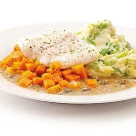 Pochiertes Seehechtfilet auf Karottenbett mit Kapern-Senf-Sauce und Kartoffel-Wirsing-Püree Pochiertes Seehechtfilet auf Karottenbett mit Kapern-Senf-Sauce und Kartoffel-Wirsing-Püree