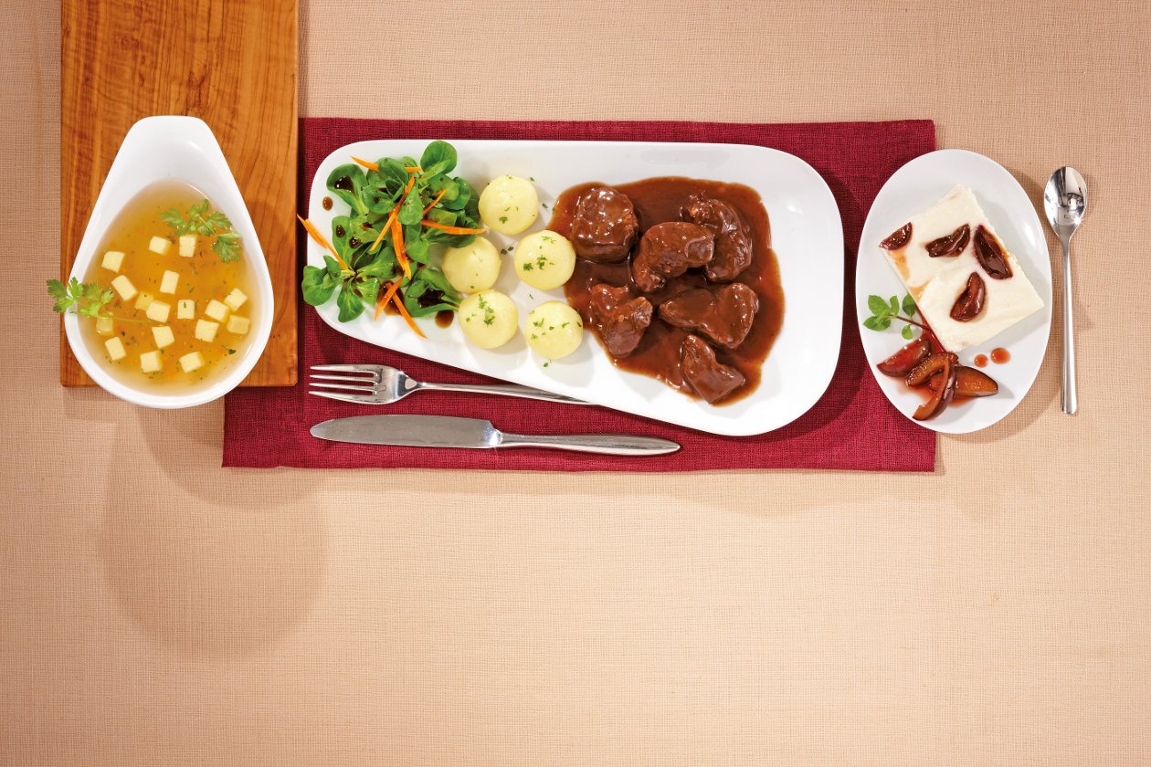 Klare Brühe mit Eierstich - klare Suppe mit Eierflocken
