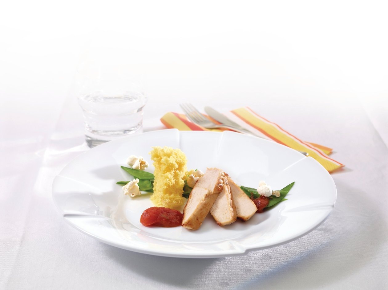 Sautierte Pouletbrust mit Tomatenragout und Maissponge – Sautierte Pouletbrust mit Tomatenragout und Maissponge –