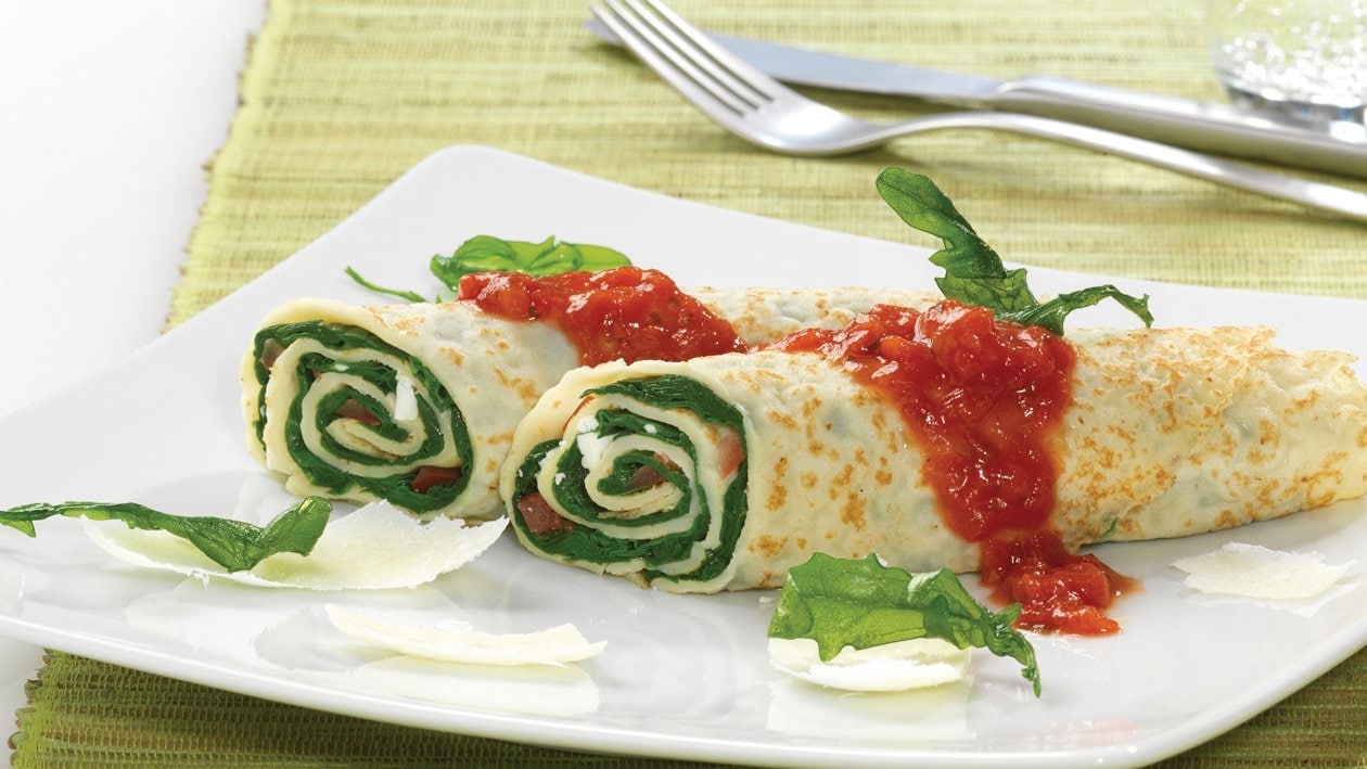 Crêpes mit frischem Blattspinat, Tomaten und Fetakäse –  