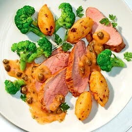 Rosa gebratenes Schweinefilet mit Schalotten-Kapern-Frischkäsesauce, Broccoli und Pilzkrusteln Rosa gebratenes Schweinefilet mit Schalotten-Kapern-Frischkäsesauce, Broccoli und Pilzkrusteln
