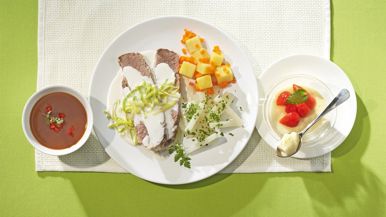 Gesottene Rinderbrust mit Lauchsauce, Kohlrabigemüse mit Frühlingskräutern und Bouillon-Kartoffeln