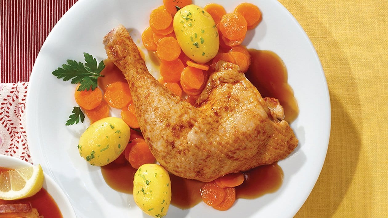 Hähnchenkeule an Geflügeljus mit Ingwer-Karotten und Petersilienkartoffeln – Hähnchenkeule an Geflügeljus mit Ingwer-Karotten und Petersilienkartoffeln –