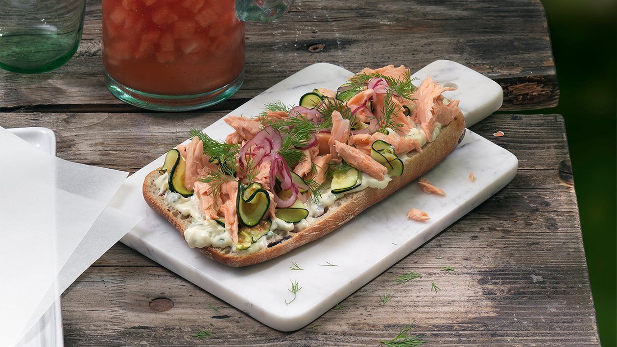 Ciabatta mit grilliertem, gezupften Lachs und Zucchini –  