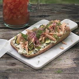 Ciabatta mit grilliertem, gezupften Lachs und Zucchini Ciabatta mit grilliertem, gezupften Lachs und Zucchini