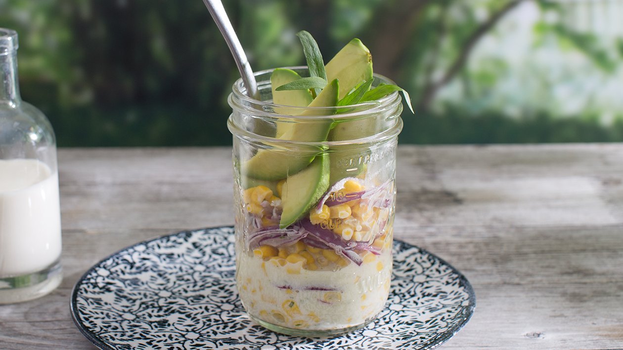 Mais-Salat mit Avocado und roten Zwiebel – Mais-Salat mit Avocado und roten Zwiebel –