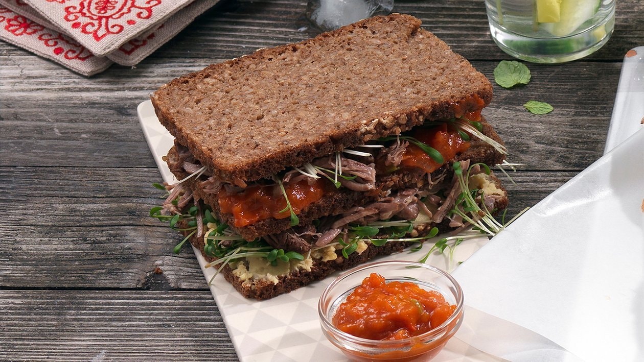 Pumpernickel-Sandwich mit gezupfter Lammschulter