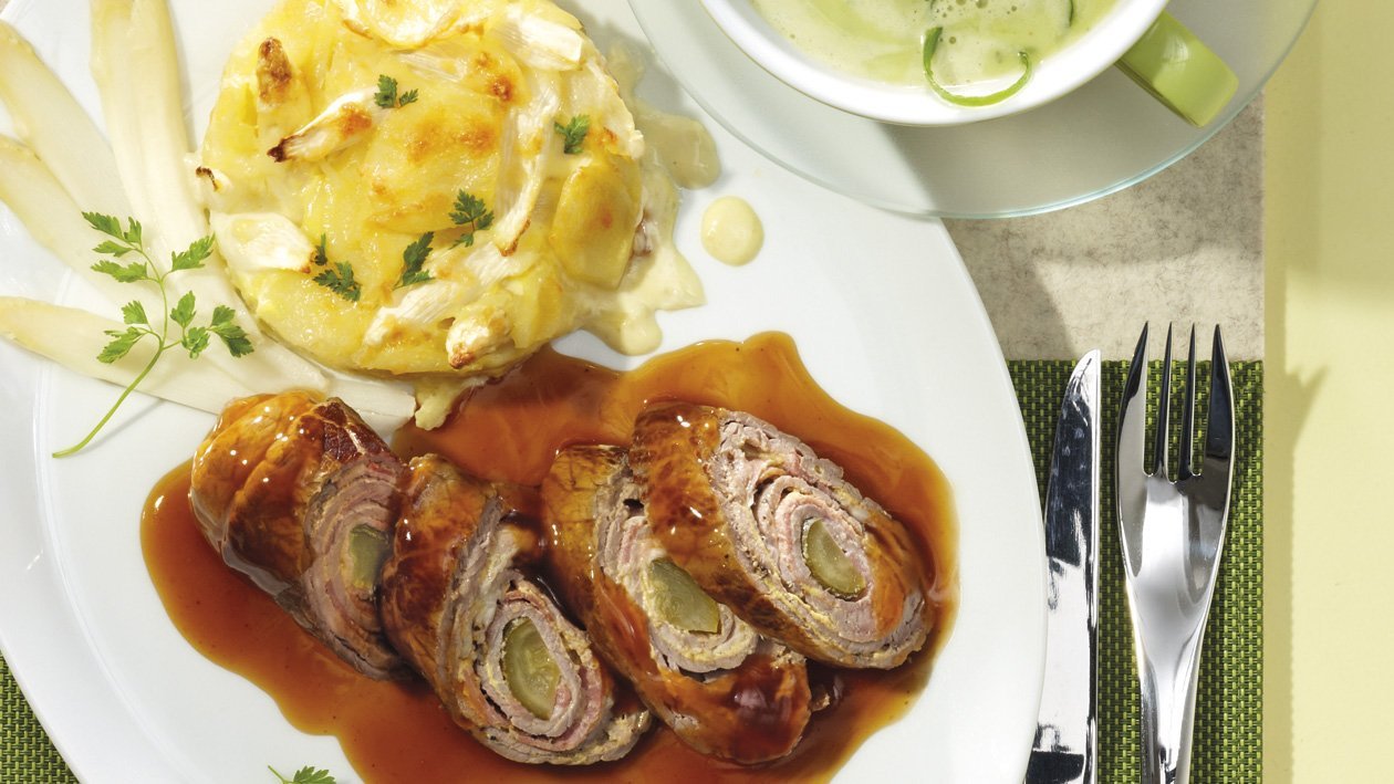 Geschmorte Rinderroulade an feiner Balsamicosauce und Kartoffel-Spargel-Gratin Geschmorte Rinderroulade an feiner Balsamicosauce und Kartoffel-Spargel-Gratin