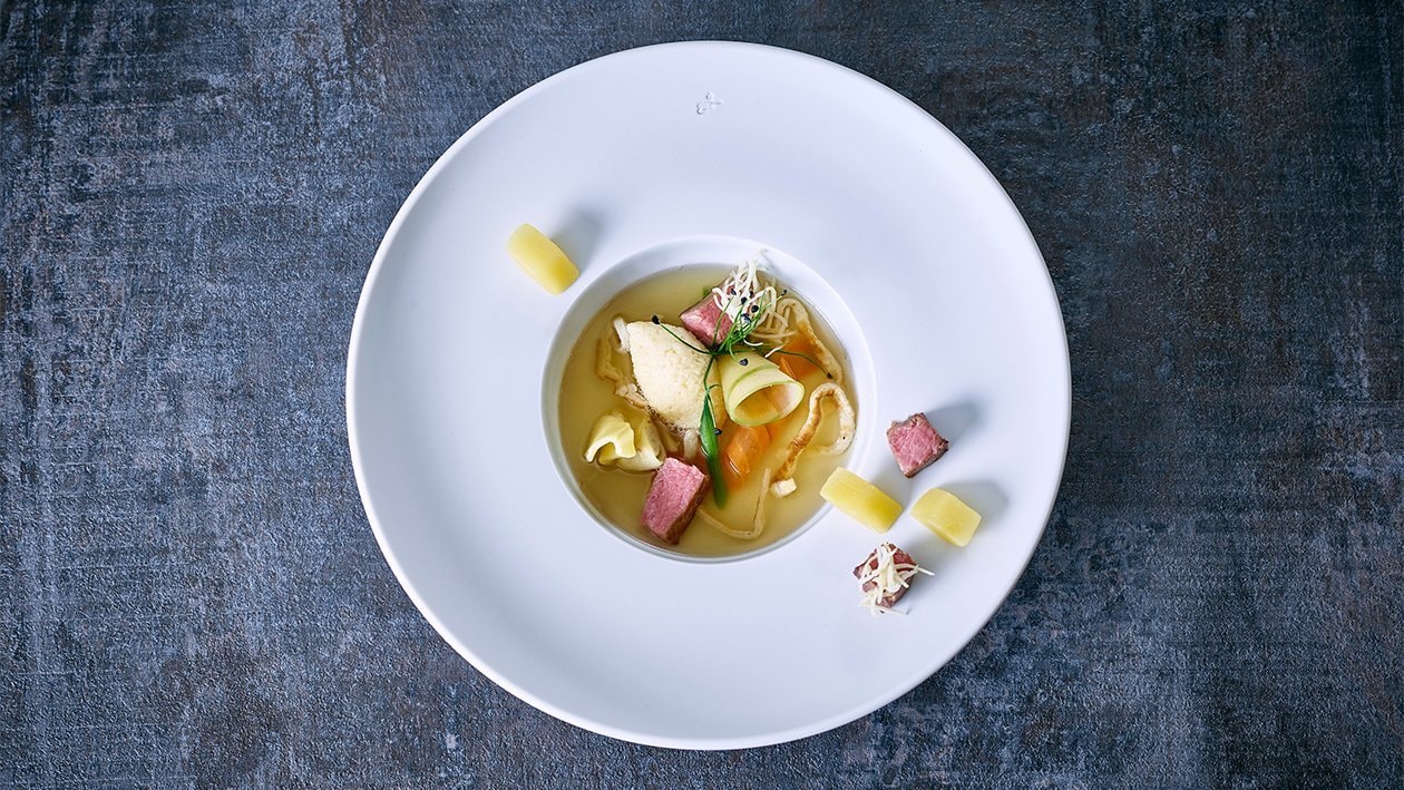 Rinder-Consommé mit Kalbstafelspitz Grießnocken und Flädle
