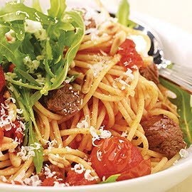 Spaghetti mit Rindsfleischwürfel, Tomaten und Rucola Spaghetti mit Rindsfleischwürfel, Tomaten und Rucola