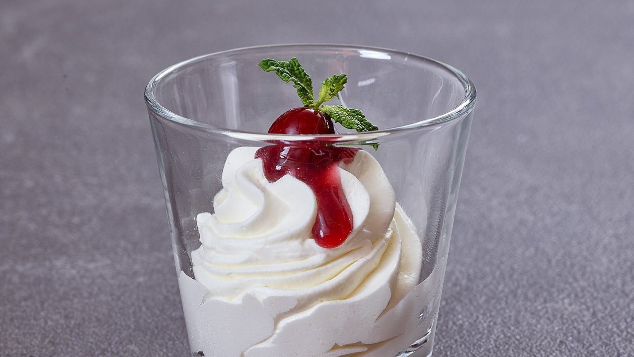 Ein süßes weißes Schokolade-Kokos-Mousse als Dessert