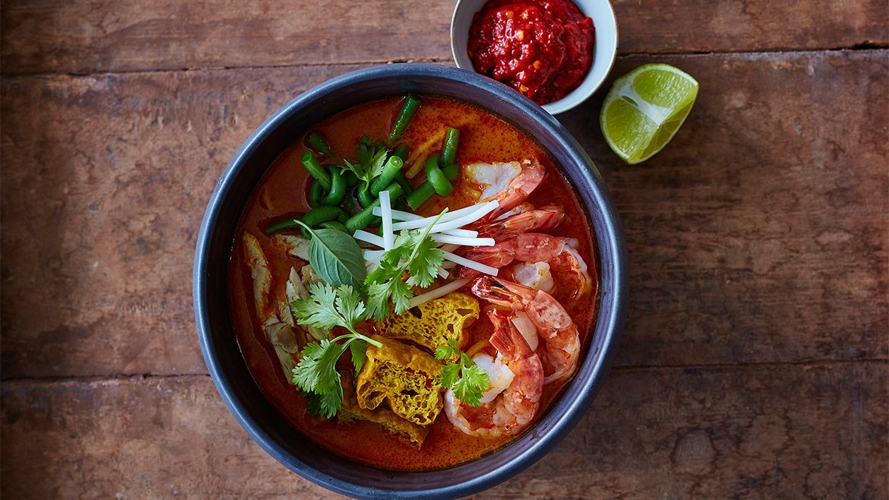Laksa Noodles mit köstlichen Crevetten und Schlangenbohnen.