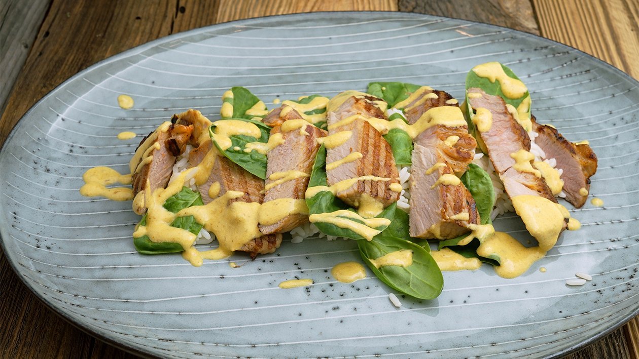 Schweinenacken Steak in Kokos - Currysauce mit jungem Spinat