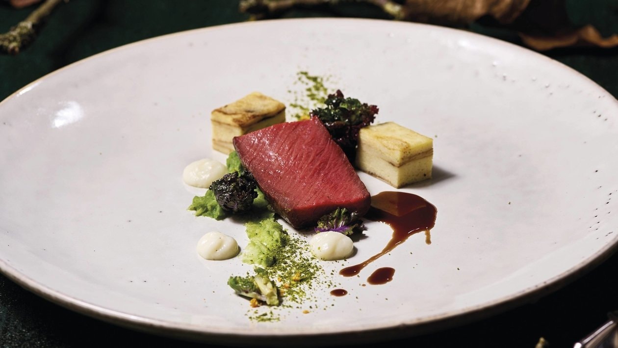 Dammhirsch-Filet, Kartoffeln Rosenkohl, Mandelgel, Rotwein – Dammhirsch-Filet, Kartoffeln Rosenkohl, Mandelgel, Rotwein –