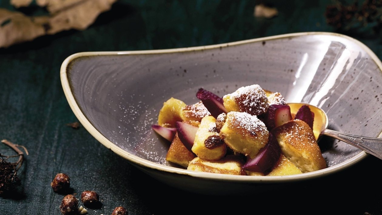 Haselnüsse, Rotwein, Schmarren, österreichischer Klassiker! Haselnüsse, Rotwein, Schmarren, österreichischer Klassiker!