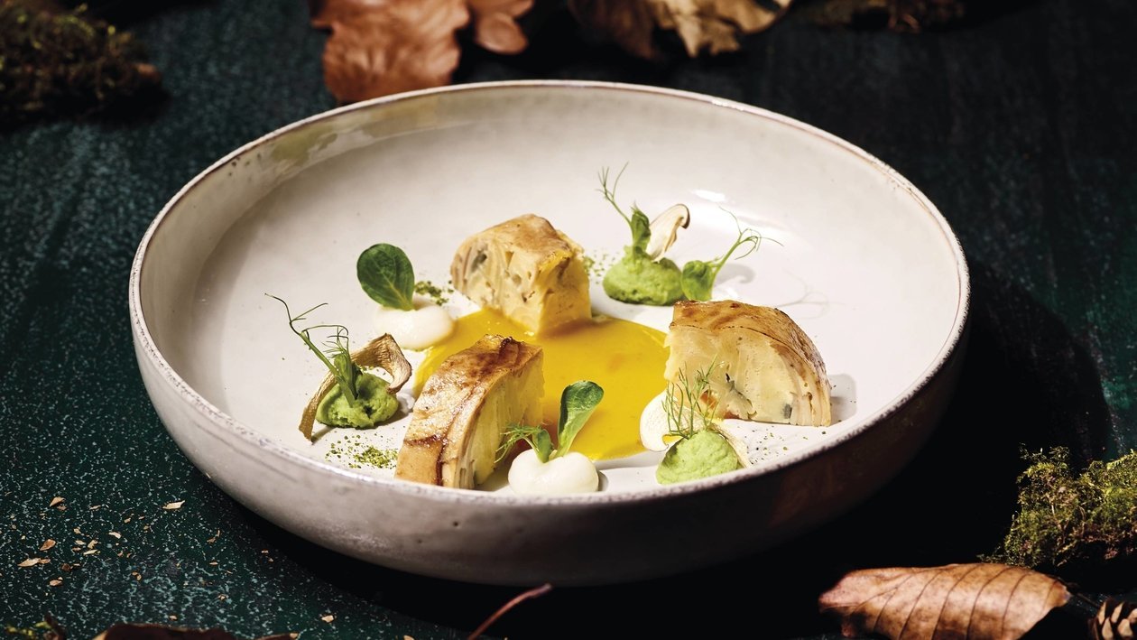 Kräuterseitlinge, Trüffelpasta, Sellerie, Gewürzfond, Feldsalat – Kräuterseitlinge, Trüffelpasta, Sellerie, Gewürzfond, Feldsalat –